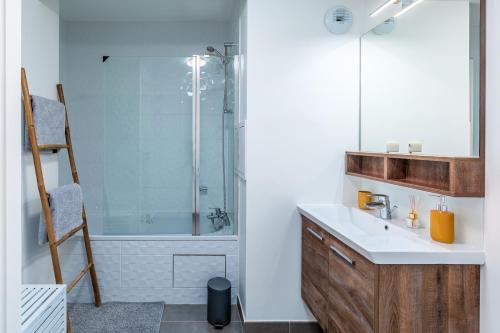 Appartement
         3 pièces
        - 62 m² Exclusivité 295 000 € *