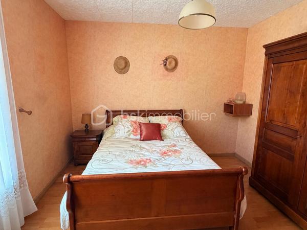 Idéalement située ce plain-pied de la fin des années 70 offre un beau potentiel à ses futurs propriétaires. 
Nous commencerons la visite par une entrée avec placard qui dessert à droite le salon-séjour de 25m2 avec cheminée foyer ouvert, et en face, la cuisine aménagée et équipée de 9m2 avec son accès direct au jardin. 
Nous poursuivrons avec l'espace nuit composé d'un wc séparé, d'une salle d'eau récente de 5m2 et de deux chambres. L'une fait 13m2 et l'autre 11m2. 
Toutes les menuiseries ont été changées par des menuiseries pvc double vitrage. 
Le mode de chauffage est électrique. 
Coté rangement, la maison dispose d'un garage de 30m2 avec la même surface de grenier. 
Coté extérieur, vous pourrez profiter en toute tranquillité de la parcelle de 650m2 entièrement close. 
Alors cette maison semble correspondre à ce que vous recherchez ? Appelez-moi pour plus de renseignements et peut-être fixer une visite.