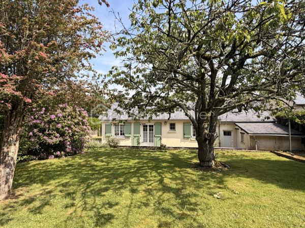Idéalement située ce plain-pied de la fin des années 70 offre un beau potentiel à ses futurs propriétaires. 
Nous commencerons la visite par une entrée avec placard qui dessert à droite le salon-séjour de 25m2 avec cheminée foyer ouvert, et en face, la cuisine aménagée et équipée de 9m2 avec son accès direct au jardin. 
Nous poursuivrons avec l'espace nuit composé d'un wc séparé, d'une salle d'eau récente de 5m2 et de deux chambres. L'une fait 13m2 et l'autre 11m2. 
Toutes les menuiseries ont été changées par des menuiseries pvc double vitrage. 
Le mode de chauffage est électrique. 
Coté rangement, la maison dispose d'un garage de 30m2 avec la même surface de grenier. 
Coté extérieur, vous pourrez profiter en toute tranquillité de la parcelle de 650m2 entièrement close. 
Alors cette maison semble correspondre à ce que vous recherchez ? Appelez-moi pour plus de renseignements et peut-être fixer une visite.
