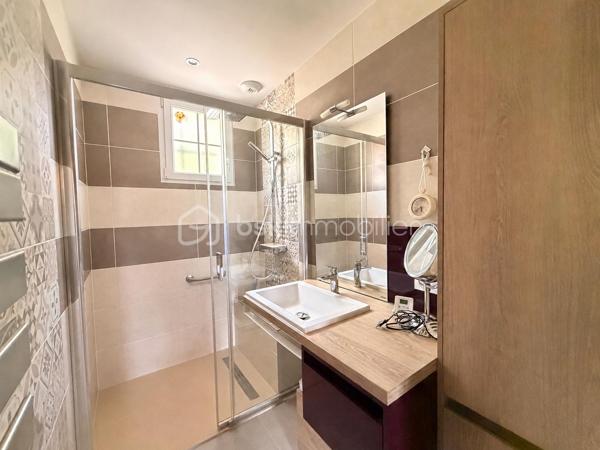 Idéalement située ce plain-pied de la fin des années 70 offre un beau potentiel à ses futurs propriétaires. 
Nous commencerons la visite par une entrée avec placard qui dessert à droite le salon-séjour de 25m2 avec cheminée foyer ouvert, et en face, la cuisine aménagée et équipée de 9m2 avec son accès direct au jardin. 
Nous poursuivrons avec l'espace nuit composé d'un wc séparé, d'une salle d'eau récente de 5m2 et de deux chambres. L'une fait 13m2 et l'autre 11m2. 
Toutes les menuiseries ont été changées par des menuiseries pvc double vitrage. 
Le mode de chauffage est électrique. 
Coté rangement, la maison dispose d'un garage de 30m2 avec la même surface de grenier. 
Coté extérieur, vous pourrez profiter en toute tranquillité de la parcelle de 650m2 entièrement close. 
Alors cette maison semble correspondre à ce que vous recherchez ? Appelez-moi pour plus de renseignements et peut-être fixer une visite.