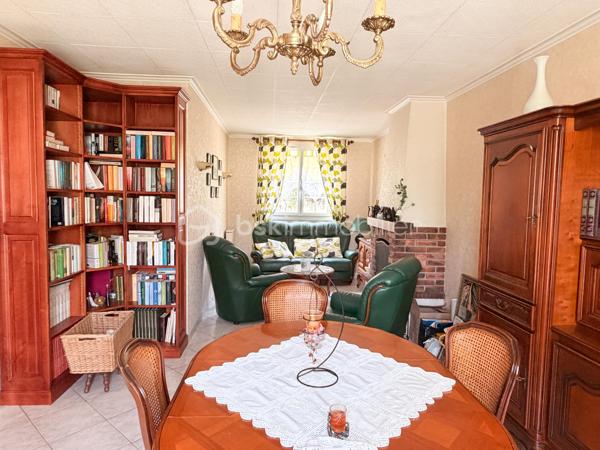 Idéalement située ce plain-pied de la fin des années 70 offre un beau potentiel à ses futurs propriétaires. 
Nous commencerons la visite par une entrée avec placard qui dessert à droite le salon-séjour de 25m2 avec cheminée foyer ouvert, et en face, la cuisine aménagée et équipée de 9m2 avec son accès direct au jardin. 
Nous poursuivrons avec l'espace nuit composé d'un wc séparé, d'une salle d'eau récente de 5m2 et de deux chambres. L'une fait 13m2 et l'autre 11m2. 
Toutes les menuiseries ont été changées par des menuiseries pvc double vitrage. 
Le mode de chauffage est électrique. 
Coté rangement, la maison dispose d'un garage de 30m2 avec la même surface de grenier. 
Coté extérieur, vous pourrez profiter en toute tranquillité de la parcelle de 650m2 entièrement close. 
Alors cette maison semble correspondre à ce que vous recherchez ? Appelez-moi pour plus de renseignements et peut-être fixer une visite.