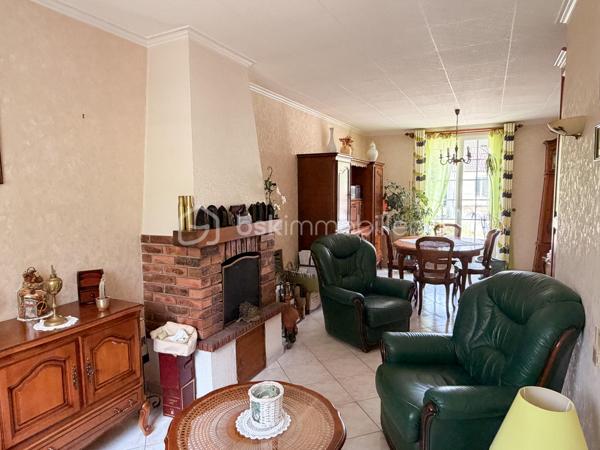 Idéalement située ce plain-pied de la fin des années 70 offre un beau potentiel à ses futurs propriétaires. 
Nous commencerons la visite par une entrée avec placard qui dessert à droite le salon-séjour de 25m2 avec cheminée foyer ouvert, et en face, la cuisine aménagée et équipée de 9m2 avec son accès direct au jardin. 
Nous poursuivrons avec l'espace nuit composé d'un wc séparé, d'une salle d'eau récente de 5m2 et de deux chambres. L'une fait 13m2 et l'autre 11m2. 
Toutes les menuiseries ont été changées par des menuiseries pvc double vitrage. 
Le mode de chauffage est électrique. 
Coté rangement, la maison dispose d'un garage de 30m2 avec la même surface de grenier. 
Coté extérieur, vous pourrez profiter en toute tranquillité de la parcelle de 650m2 entièrement close. 
Alors cette maison semble correspondre à ce que vous recherchez ? Appelez-moi pour plus de renseignements et peut-être fixer une visite.
