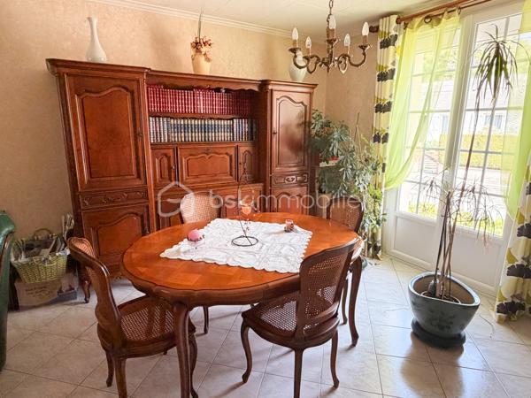 Idéalement située ce plain-pied de la fin des années 70 offre un beau potentiel à ses futurs propriétaires. 
Nous commencerons la visite par une entrée avec placard qui dessert à droite le salon-séjour de 25m2 avec cheminée foyer ouvert, et en face, la cuisine aménagée et équipée de 9m2 avec son accès direct au jardin. 
Nous poursuivrons avec l'espace nuit composé d'un wc séparé, d'une salle d'eau récente de 5m2 et de deux chambres. L'une fait 13m2 et l'autre 11m2. 
Toutes les menuiseries ont été changées par des menuiseries pvc double vitrage. 
Le mode de chauffage est électrique. 
Coté rangement, la maison dispose d'un garage de 30m2 avec la même surface de grenier. 
Coté extérieur, vous pourrez profiter en toute tranquillité de la parcelle de 650m2 entièrement close. 
Alors cette maison semble correspondre à ce que vous recherchez ? Appelez-moi pour plus de renseignements et peut-être fixer une visite.