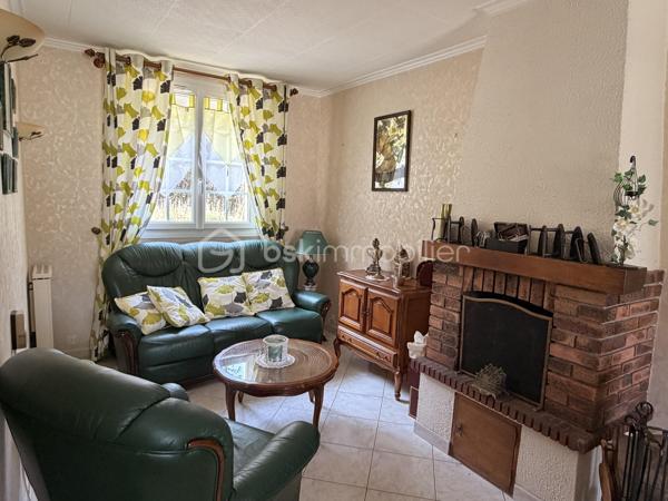 Idéalement située ce plain-pied de la fin des années 70 offre un beau potentiel à ses futurs propriétaires. 
Nous commencerons la visite par une entrée avec placard qui dessert à droite le salon-séjour de 25m2 avec cheminée foyer ouvert, et en face, la cuisine aménagée et équipée de 9m2 avec son accès direct au jardin. 
Nous poursuivrons avec l'espace nuit composé d'un wc séparé, d'une salle d'eau récente de 5m2 et de deux chambres. L'une fait 13m2 et l'autre 11m2. 
Toutes les menuiseries ont été changées par des menuiseries pvc double vitrage. 
Le mode de chauffage est électrique. 
Coté rangement, la maison dispose d'un garage de 30m2 avec la même surface de grenier. 
Coté extérieur, vous pourrez profiter en toute tranquillité de la parcelle de 650m2 entièrement close. 
Alors cette maison semble correspondre à ce que vous recherchez ? Appelez-moi pour plus de renseignements et peut-être fixer une visite.