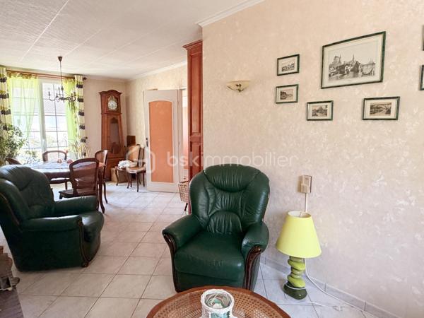 Idéalement située ce plain-pied de la fin des années 70 offre un beau potentiel à ses futurs propriétaires. 
Nous commencerons la visite par une entrée avec placard qui dessert à droite le salon-séjour de 25m2 avec cheminée foyer ouvert, et en face, la cuisine aménagée et équipée de 9m2 avec son accès direct au jardin. 
Nous poursuivrons avec l'espace nuit composé d'un wc séparé, d'une salle d'eau récente de 5m2 et de deux chambres. L'une fait 13m2 et l'autre 11m2. 
Toutes les menuiseries ont été changées par des menuiseries pvc double vitrage. 
Le mode de chauffage est électrique. 
Coté rangement, la maison dispose d'un garage de 30m2 avec la même surface de grenier. 
Coté extérieur, vous pourrez profiter en toute tranquillité de la parcelle de 650m2 entièrement close. 
Alors cette maison semble correspondre à ce que vous recherchez ? Appelez-moi pour plus de renseignements et peut-être fixer une visite.