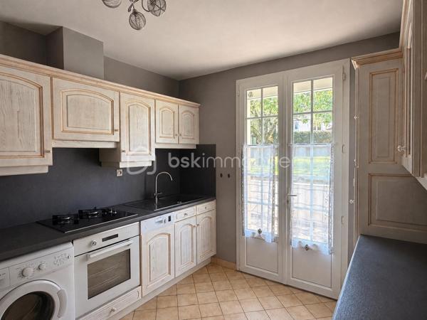 Idéalement située ce plain-pied de la fin des années 70 offre un beau potentiel à ses futurs propriétaires. 
Nous commencerons la visite par une entrée avec placard qui dessert à droite le salon-séjour de 25m2 avec cheminée foyer ouvert, et en face, la cuisine aménagée et équipée de 9m2 avec son accès direct au jardin. 
Nous poursuivrons avec l'espace nuit composé d'un wc séparé, d'une salle d'eau récente de 5m2 et de deux chambres. L'une fait 13m2 et l'autre 11m2. 
Toutes les menuiseries ont été changées par des menuiseries pvc double vitrage. 
Le mode de chauffage est électrique. 
Coté rangement, la maison dispose d'un garage de 30m2 avec la même surface de grenier. 
Coté extérieur, vous pourrez profiter en toute tranquillité de la parcelle de 650m2 entièrement close. 
Alors cette maison semble correspondre à ce que vous recherchez ? Appelez-moi pour plus de renseignements et peut-être fixer une visite.