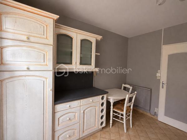 Idéalement située ce plain-pied de la fin des années 70 offre un beau potentiel à ses futurs propriétaires. 
Nous commencerons la visite par une entrée avec placard qui dessert à droite le salon-séjour de 25m2 avec cheminée foyer ouvert, et en face, la cuisine aménagée et équipée de 9m2 avec son accès direct au jardin. 
Nous poursuivrons avec l'espace nuit composé d'un wc séparé, d'une salle d'eau récente de 5m2 et de deux chambres. L'une fait 13m2 et l'autre 11m2. 
Toutes les menuiseries ont été changées par des menuiseries pvc double vitrage. 
Le mode de chauffage est électrique. 
Coté rangement, la maison dispose d'un garage de 30m2 avec la même surface de grenier. 
Coté extérieur, vous pourrez profiter en toute tranquillité de la parcelle de 650m2 entièrement close. 
Alors cette maison semble correspondre à ce que vous recherchez ? Appelez-moi pour plus de renseignements et peut-être fixer une visite.