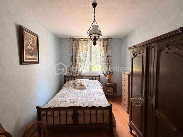 Idéalement située ce plain-pied de la fin des années 70 offre un beau potentiel à ses futurs propriétaires. 
Nous commencerons la visite par une entrée avec placard qui dessert à droite le salon-séjour de 25m2 avec cheminée foyer ouvert, et en face, la cuisine aménagée et équipée de 9m2 avec son accès direct au jardin. 
Nous poursuivrons avec l'espace nuit composé d'un wc séparé, d'une salle d'eau récente de 5m2 et de deux chambres. L'une fait 13m2 et l'autre 11m2. 
Toutes les menuiseries ont été changées par des menuiseries pvc double vitrage. 
Le mode de chauffage est électrique. 
Coté rangement, la maison dispose d'un garage de 30m2 avec la même surface de grenier. 
Coté extérieur, vous pourrez profiter en toute tranquillité de la parcelle de 650m2 entièrement close. 
Alors cette maison semble correspondre à ce que vous recherchez ? Appelez-moi pour plus de renseignements et peut-être fixer une visite.