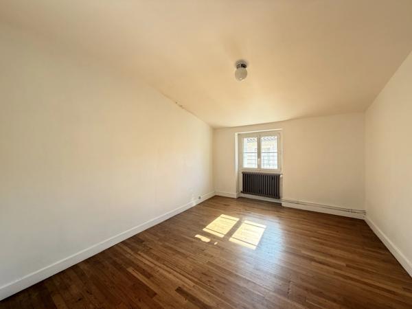 Maison de ville spacieuse avec 4 chambres, à deux pas des commodités