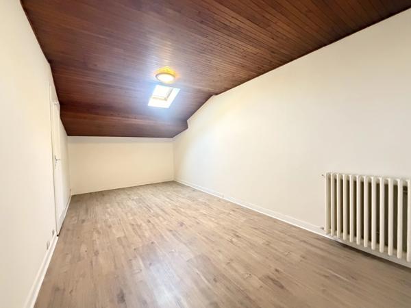 Maison de ville spacieuse avec 4 chambres, à deux pas des commodités