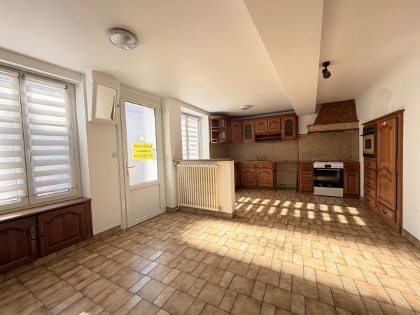 Maison de ville spacieuse avec 4 chambres, à deux pas des commodités