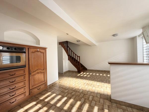 Maison de ville spacieuse avec 4 chambres, à deux pas des commodités