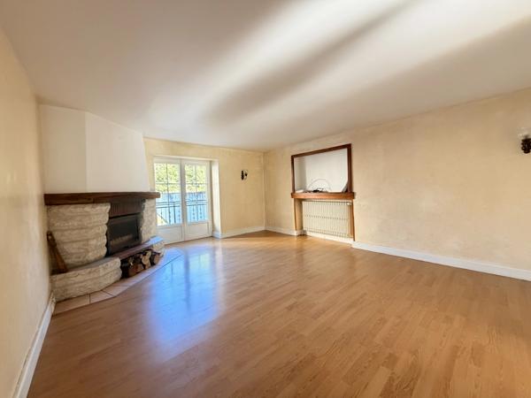 Maison de ville spacieuse avec 4 chambres, à deux pas des commodités