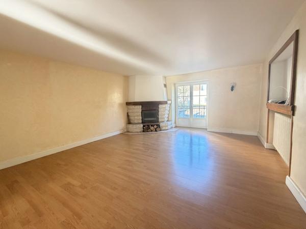 Maison de ville spacieuse avec 4 chambres, à deux pas des commodités