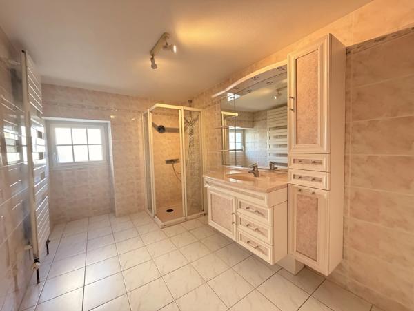 Maison de ville spacieuse avec 4 chambres, à deux pas des commodités