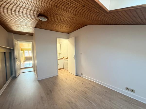 Maison de ville spacieuse avec 4 chambres, à deux pas des commodités