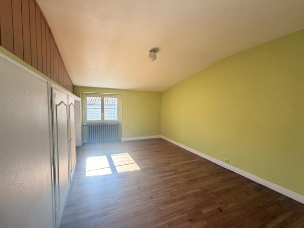 Maison de ville spacieuse avec 4 chambres, à deux pas des commodités
