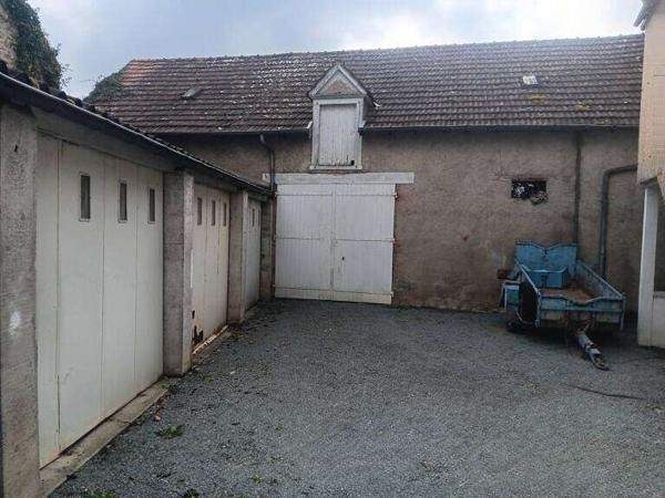 Maison de 106 m² partiellement louée au rez de chaussé.