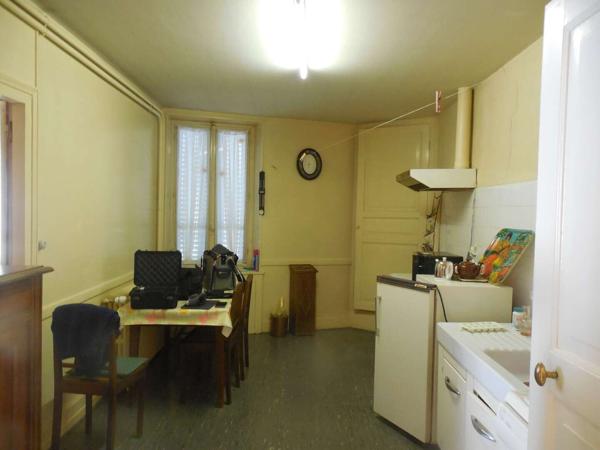 Maison de 106 m² partiellement louée au rez de chaussé.