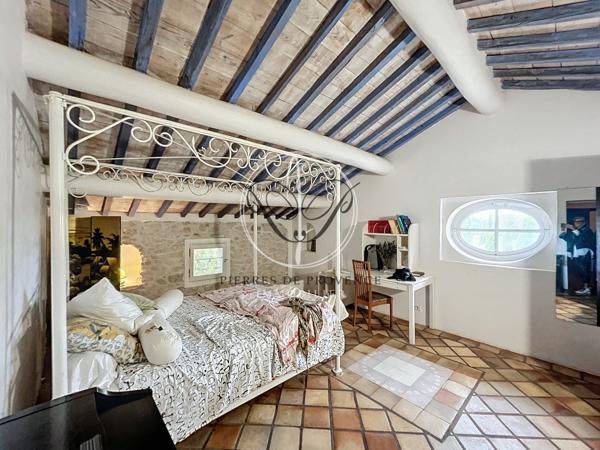 Pernes-les-Fontaines (84210) À vendre à Pernes-Les-Fontaines (84) : mas ancien