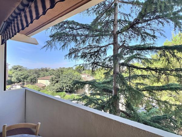A vendre appartement de type 3 avec terrasse à Marseille (Le Cabot/Saint Tronc)