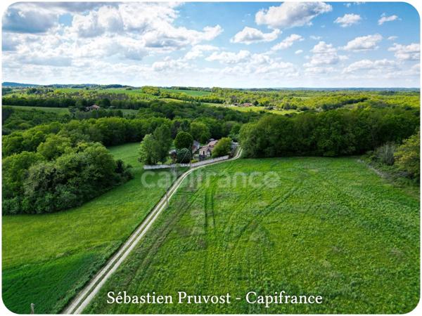 Propriete à vendre 6 pièces proche de BRANTOME (24), site en sommet de colline, clos de murs, piscine, annexe, dépendances