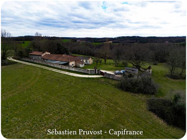 Propriete à vendre 6 pièces proche de BRANTOME (24), site en sommet de colline, clos de murs, piscine, annexe, dépendances