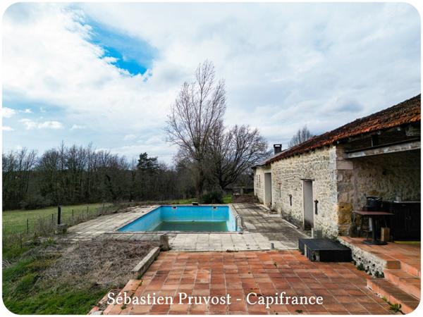 Propriete à vendre 6 pièces proche de BRANTOME (24), site en sommet de colline, clos de murs, piscine, annexe, dépendances
