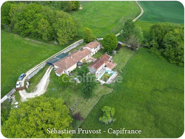 Propriete à vendre 6 pièces proche de BRANTOME (24), site en sommet de colline, clos de murs, piscine, annexe, dépendances