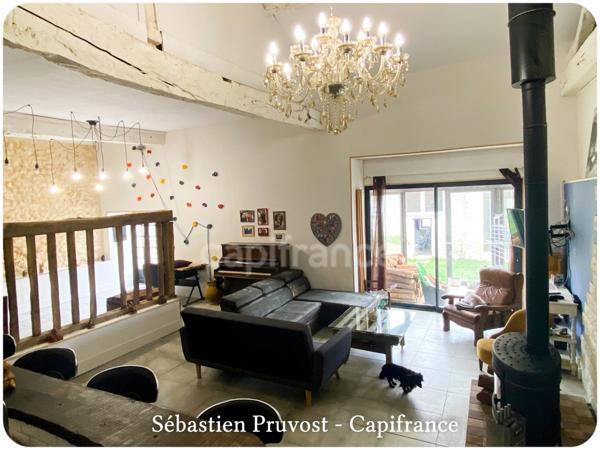 Propriete à vendre 6 pièces proche de BRANTOME (24), site en sommet de colline, clos de murs, piscine, annexe, dépendances