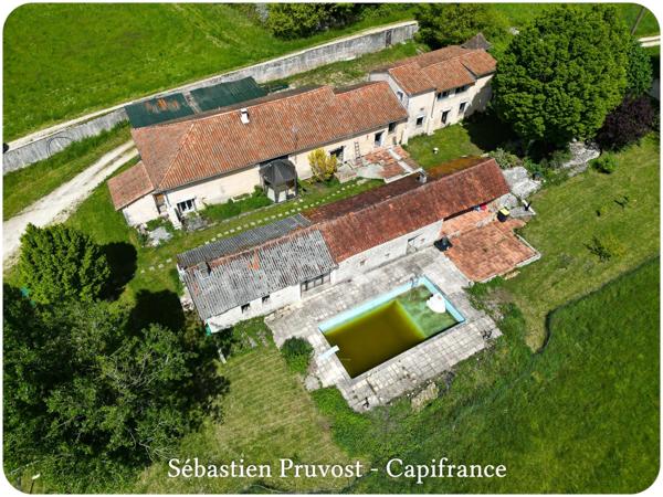 Propriete à vendre 6 pièces proche de BRANTOME (24), site en sommet de colline, clos de murs, piscine, annexe, dépendances