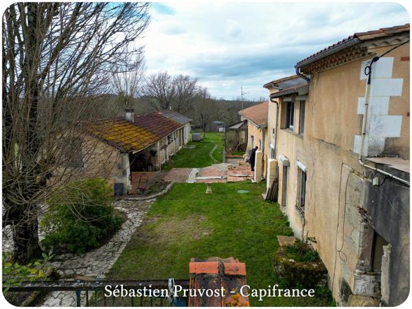 Propriete à vendre 6 pièces proche de BRANTOME (24), site en sommet de colline, clos de murs, piscine, annexe, dépendances