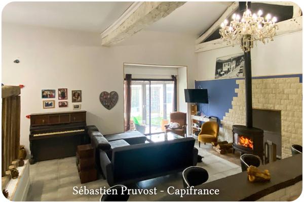 Propriete à vendre 6 pièces proche de BRANTOME (24), site en sommet de colline, clos de murs, piscine, annexe, dépendances