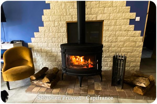 Propriete à vendre 6 pièces proche de BRANTOME (24), site en sommet de colline, clos de murs, piscine, annexe, dépendances