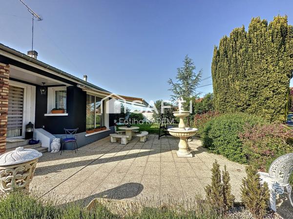 Maison de plain-pied atypique dans son écrin de verdure