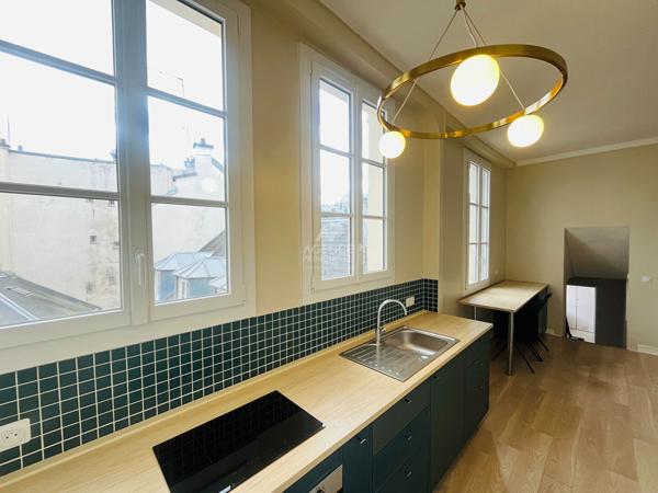 "Versailles Place Hoche" Emplacement de 1er ordre - Élégant 3 pièces en duplex entièrement rénové ! Loyer 1 870 €/mois charges comprises **  - Référence  27588