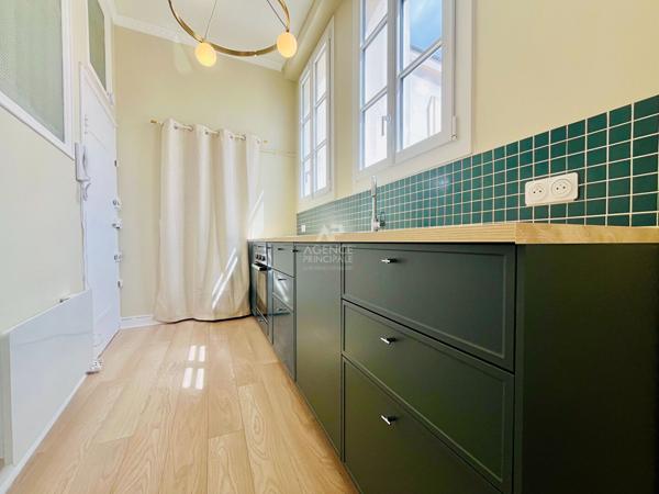 "Versailles Place Hoche" Emplacement de 1er ordre - Élégant 3 pièces en duplex entièrement rénové ! Loyer 1 870 €/mois charges comprises **  - Référence  27588