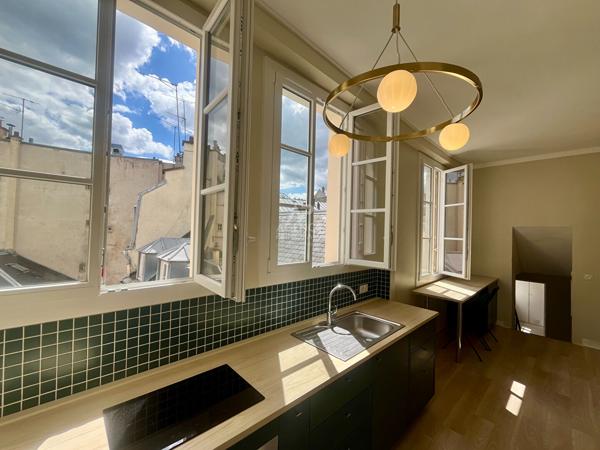 "Versailles Place Hoche" Emplacement de 1er ordre - Élégant 3 pièces en duplex entièrement rénové ! Loyer 1 870 €/mois charges comprises **  - Référence  27588