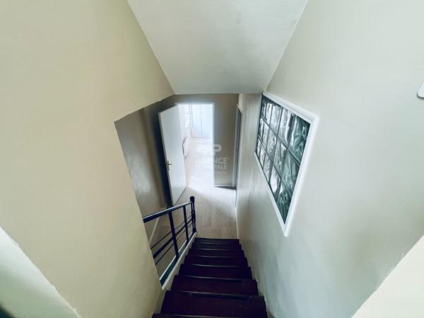 "Versailles Place Hoche" Emplacement de 1er ordre - Élégant 3 pièces en duplex entièrement rénové ! Loyer 1 870 €/mois charges comprises **  - Référence  27588