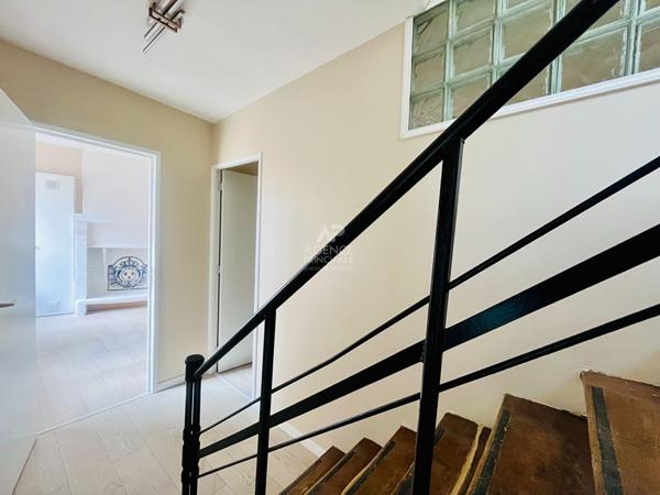 "Versailles Place Hoche" Emplacement de 1er ordre - Élégant 3 pièces en duplex entièrement rénové ! Loyer 1 870 €/mois charges comprises **  - Référence  27588