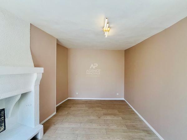 "Versailles Place Hoche" Emplacement de 1er ordre - Élégant 3 pièces en duplex entièrement rénové ! Loyer 1 870 €/mois charges comprises **  - Référence  27588