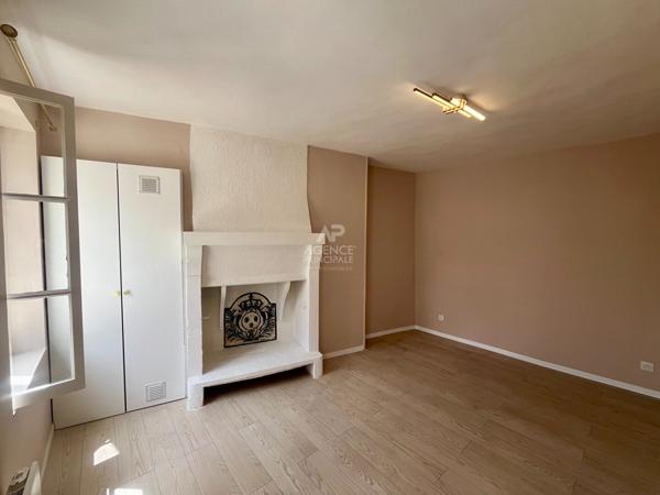 "Versailles Place Hoche" Emplacement de 1er ordre - Élégant 3 pièces en duplex entièrement rénové ! Loyer 1 870 €/mois charges comprises **  - Référence  27588