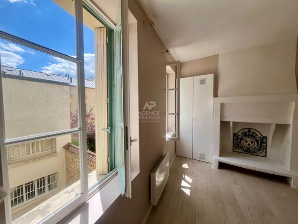 "Versailles Place Hoche" Emplacement de 1er ordre - Élégant 3 pièces en duplex entièrement rénové ! Loyer 1 870 €/mois charges comprises **  - Référence  27588