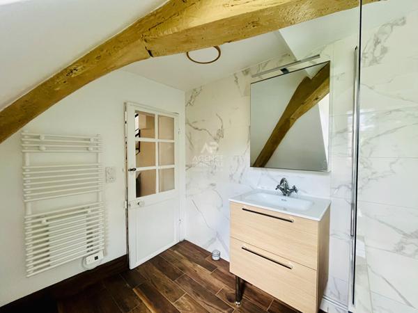 "Versailles Place Hoche" Emplacement de 1er ordre - Élégant 3 pièces en duplex entièrement rénové ! Loyer 1 870 €/mois charges comprises **  - Référence  27588