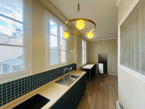 "Versailles Place Hoche" Emplacement de 1er ordre - Élégant 3 pièces en duplex entièrement rénové ! Loyer 1 870 €/mois charges comprises **  - Référence  27588