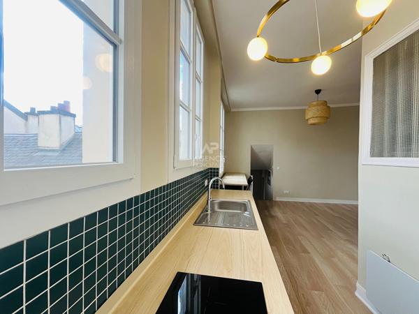"Versailles Place Hoche" Emplacement de 1er ordre - Élégant 3 pièces en duplex entièrement rénové ! Loyer 1 870 €/mois charges comprises **  - Référence  27588