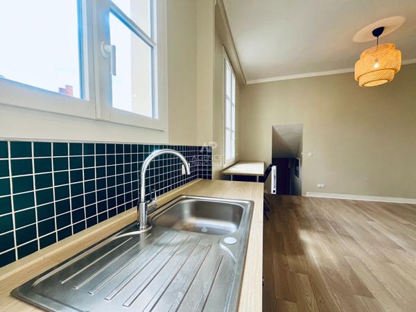 "Versailles Place Hoche" Emplacement de 1er ordre - Élégant 3 pièces en duplex entièrement rénové ! Loyer 1 870 €/mois charges comprises **  - Référence  27588