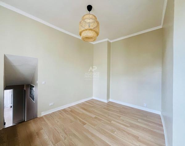 "Versailles Place Hoche" Emplacement de 1er ordre - Élégant 3 pièces en duplex entièrement rénové ! Loyer 1 870 €/mois charges comprises **  - Référence  27588