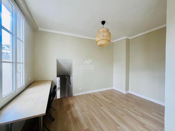 "Versailles Place Hoche" Emplacement de 1er ordre - Élégant 3 pièces en duplex entièrement rénové ! Loyer 1 870 €/mois charges comprises **  - Référence  27588