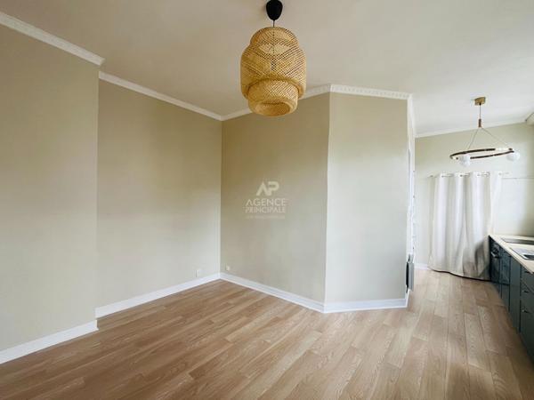 "Versailles Place Hoche" Emplacement de 1er ordre - Élégant 3 pièces en duplex entièrement rénové ! Loyer 1 870 €/mois charges comprises **  - Référence  27588